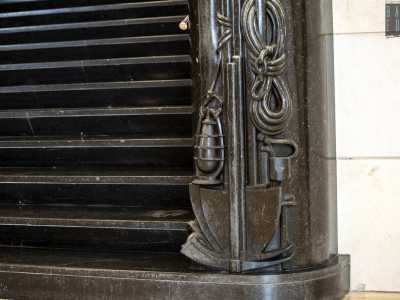 ...ulteriore riferimento all�ideale incarnato nella statua del Costruttore